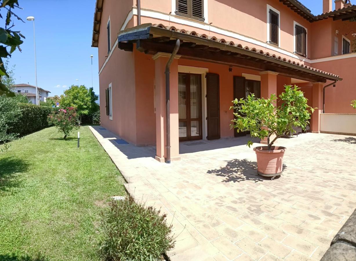 Casa Emilia - Appartamento Per Vacanze - 폴리뇨 외부 사진